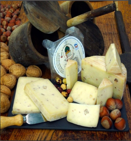 Queso de Taramundi con nueces y avellanas - Tienda online de quesos artesanales gourmet
